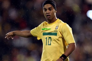 铁锤帮球迷酝酿抗议风暴，连续主场对决成情绪爆发点，高层面临信任危机