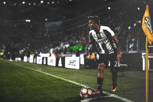 伯恩茅斯主帅伊劳拉赛后跨界执法，现身少年女足赛场担任边裁引热议