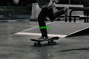 32岁欧文再扮关键先生！抱孩子演讲，任务尚未完成，独行侠总决赛扳平比分