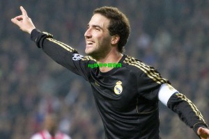 厄瓜多尔主帅贝卡切切亲临斯坦福桥考察爱将，凯塞多闪耀切尔西中场引祖国瞩目