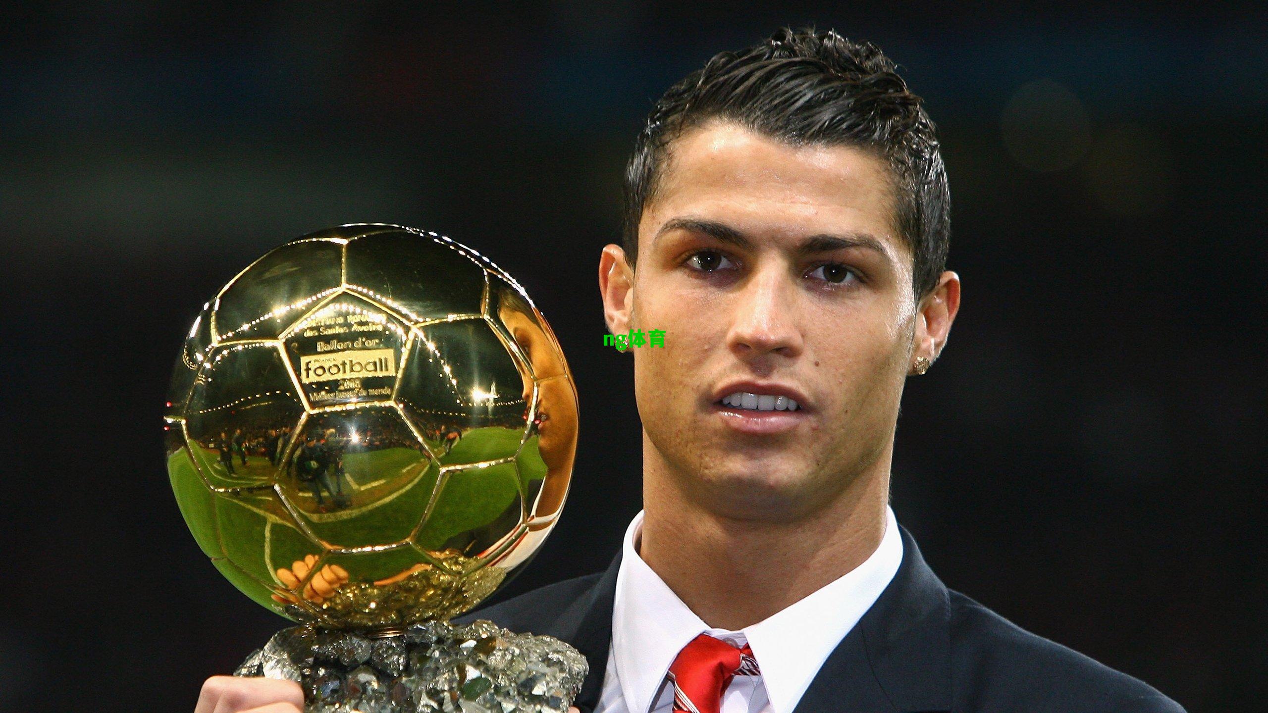 范戴克FIFA年度最佳投票引热议，球员首选萨拉赫，教练首选斯洛特背后的深意